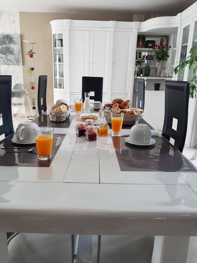 Le Logis Du Marais Bed & Breakfast Les Magnils-Reigniers ภายนอก รูปภาพ